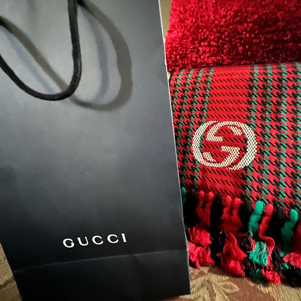 Authentic wool Gucci Scarve. Great Condition.